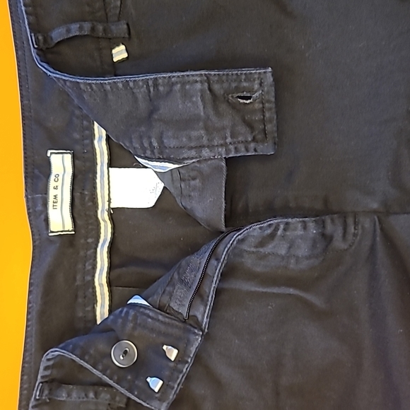 Item & Co Women's Shorts, size 16 - Picture 3 of 3